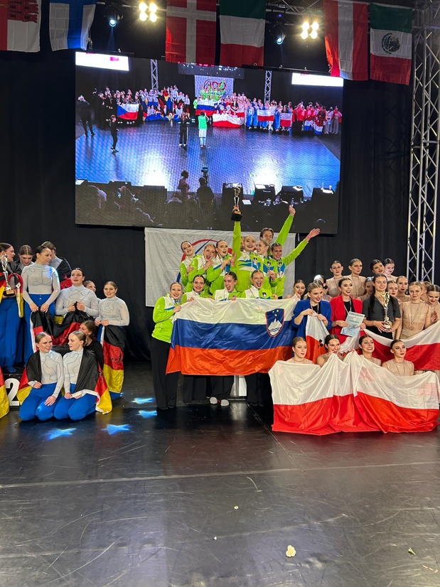 Slika dogodka: Dijakinje Gimnazije Vič do naslova članskih svetovnih prvakinj v show formaciji